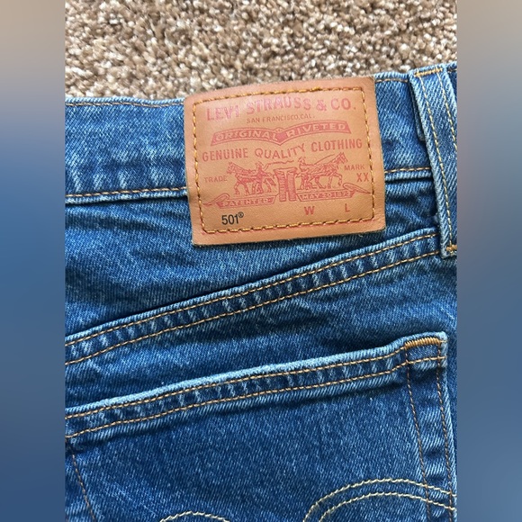 Women’s Levi’s 501 High Waisted Fringe Jean Shorts w/ Button Fly Western Sz 31 - Picture 8 of 12